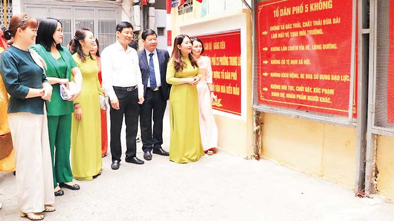 Các đại biểu tham quan mô hình Tổ dân phố kiểu mẫu tại Tổ 23, phường Trung Liệt, quận Đống Đa.