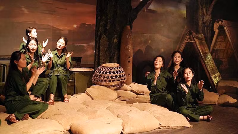 Một cảnh trong vở diễn Huyền thoại tuổi thanh xuân. (Ảnh MINH GIANG)