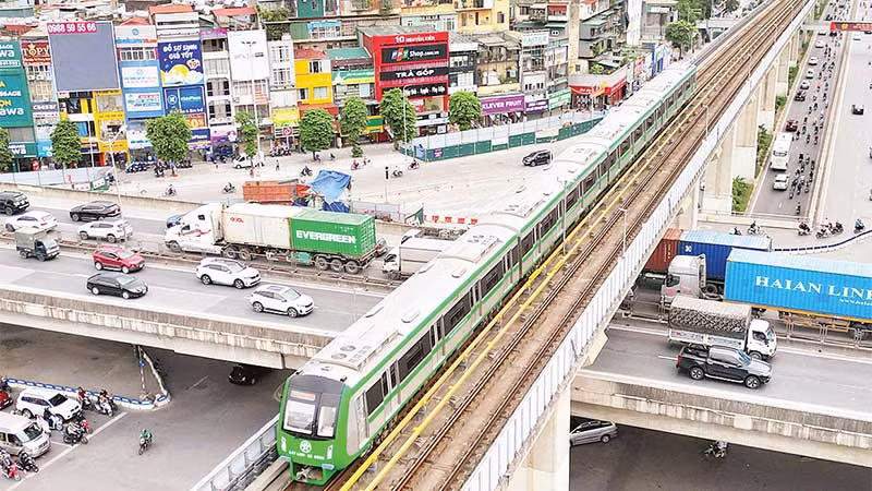 Ngã tư Nguyễn Trãi-Khuất Duy Tiến (quận Thanh Xuân) đan xen đường mặt đất thông thường, hầm chui, đường cao tốc trên cao và đường sắt đô thị ở bốn tầng riêng biệt, tạo thành nút giao hiện đại bậc nhất ở Thủ đô Hà Nội.
