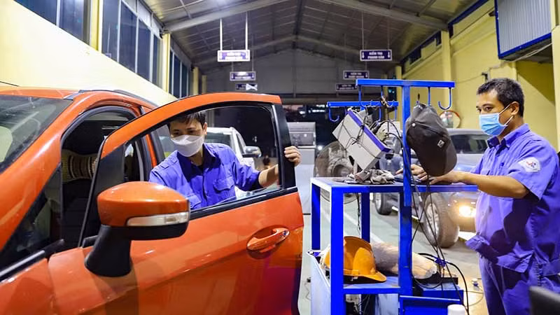 Kiểm định phương tiện tại một trung tâm đăng kiểm.