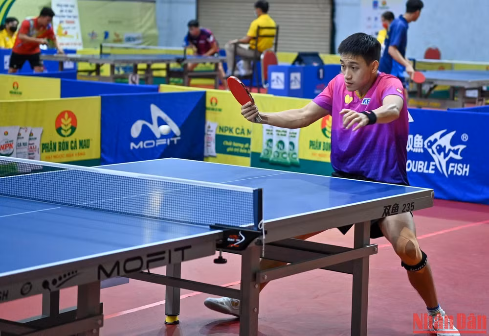 Tay vợt Nguyễn Anh Tú vượt qua Vũ Đức Tuấn để lọt vào vòng tiếp theo.