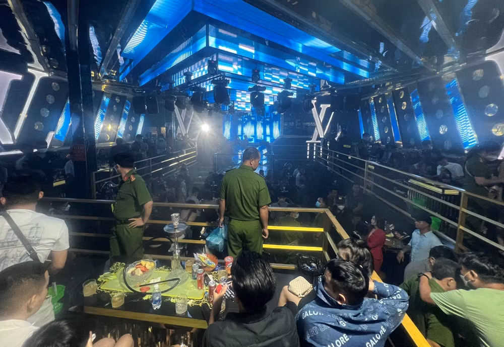 Lực lượng công an kiểm tra bên trong quán LV Club.