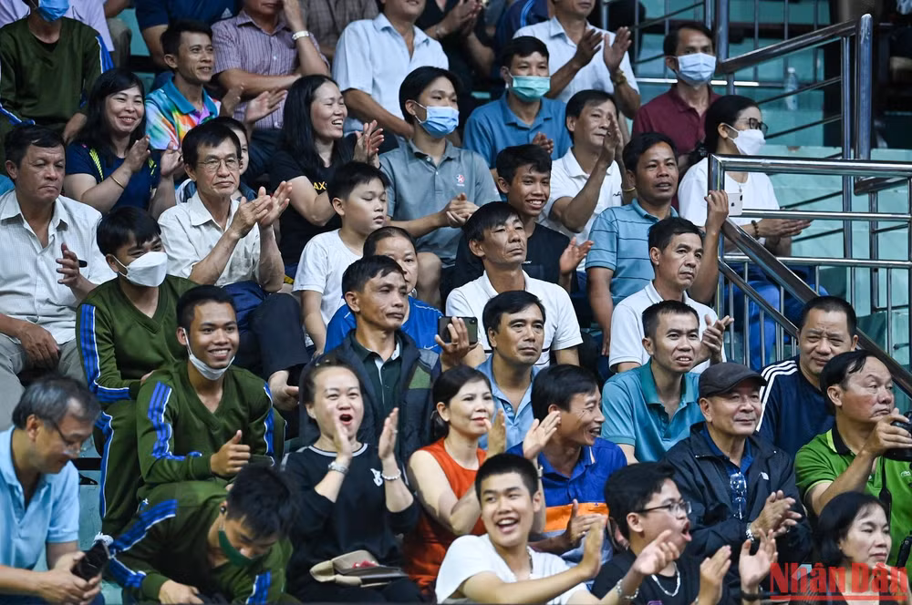 Khán giả tại nhà thi đấu tỉnh Gia Lai cổ vũ nhiệt tình cho các vận động viên.