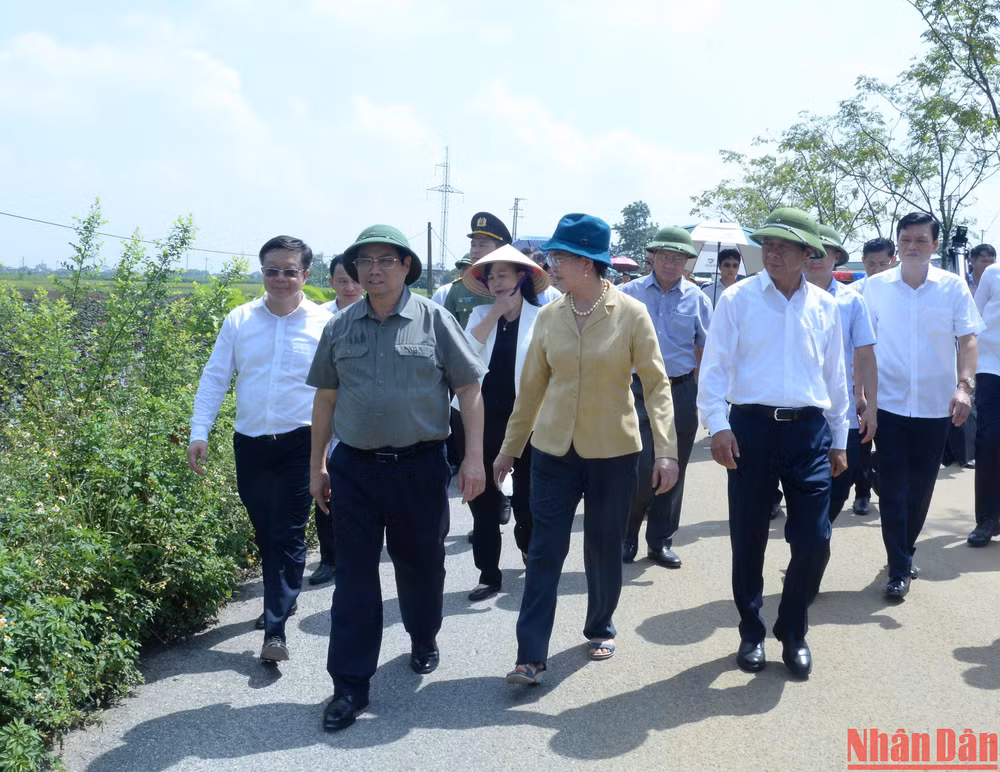 Thủ tướng Phạm Minh Chính và đoàn công tác Chính phủ đi kiểm tra địa điểm dự kiến xây dựng Cơ sở 2 Bệnh viện Lão khoa Trung ương tại xã Khả Phong, huyện Kim Bảng, tỉnh Hà Nam.