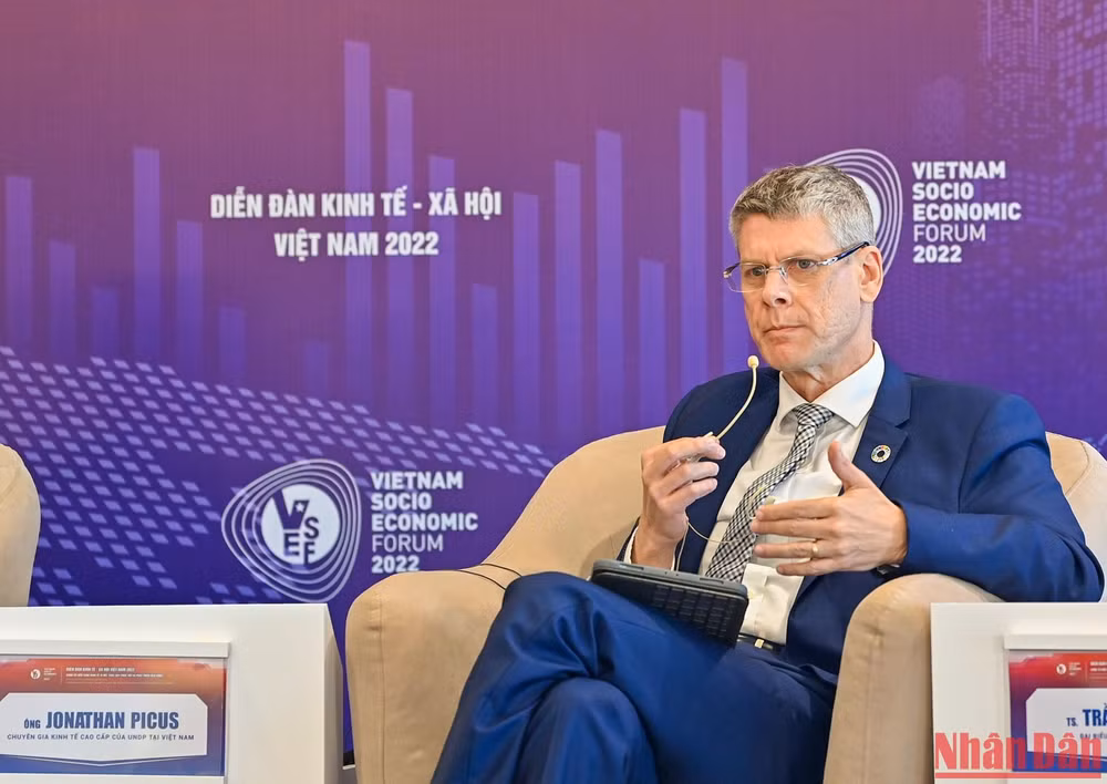 Chuyên gia kinh tế cao cấp của Tổ chức Liên hợp quốc tại Việt Nam Jonathan Pincus phát biểu tại thảo luận bàn tròn.