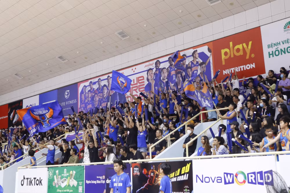 Không khí bùng nổ tại Nhà thi đấu Hoàng Mai.