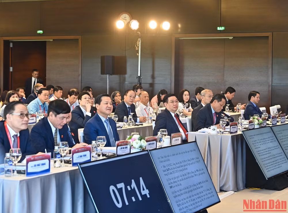 Chủ tịch Quốc hội Vương Đình Huệ, Phó Thủ tướng Lê Minh Khái và các đại biểu dự hội thảo.