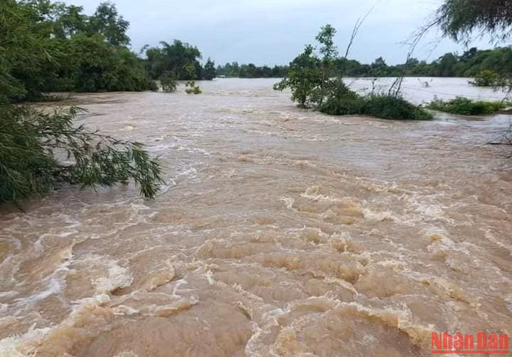 Nhiều khu vực trên địa bàn huyện biên giới Ea Súp nước lũ vẫn đổ về mạnh.