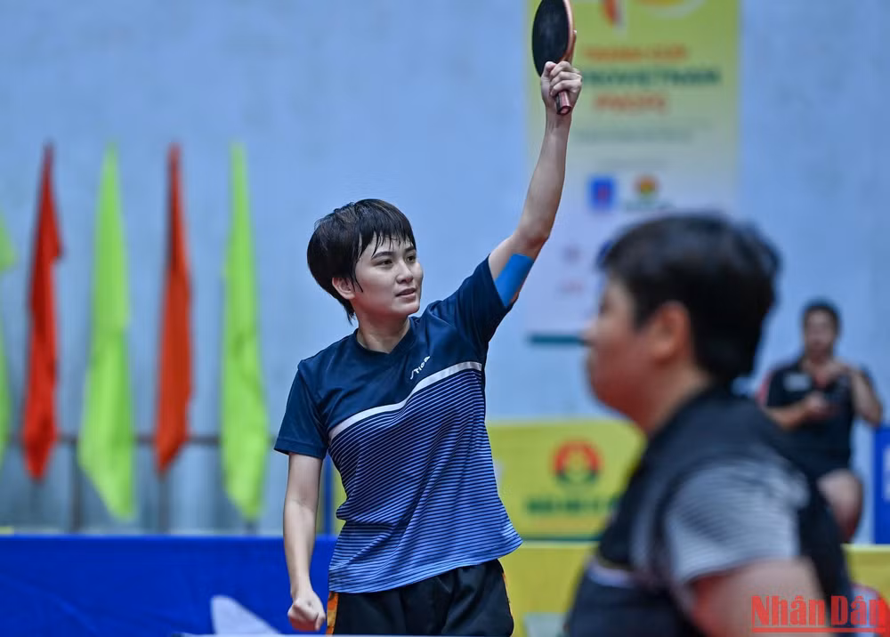 Vận động viên Nguyễn Khoa Diệu Khánh ăn mừng sau khi giành chức vô địch Đơn nữ.