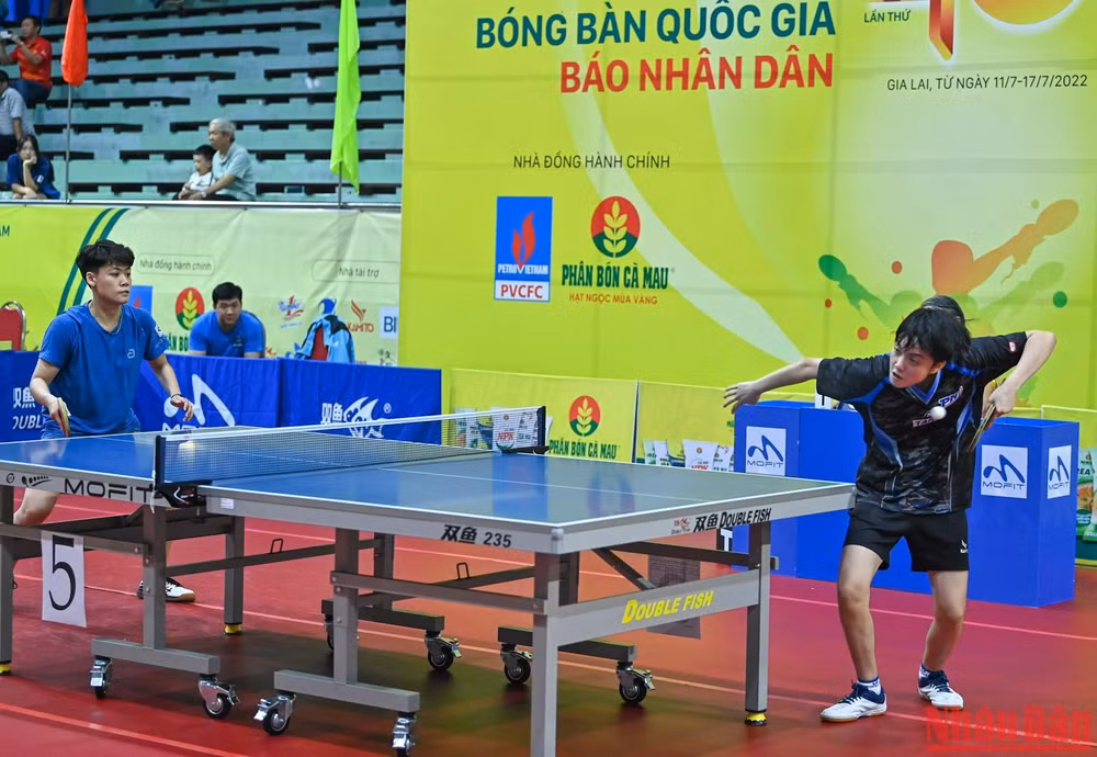 Trận tứ kết đơn nữ giữa đương kim vô địch Trần Mai Ngọc (phải) và Nguyễn Bạch Thanh Thư.