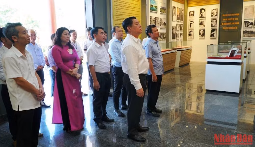 Đoàn công tác tham quan nhà trưng bày tại Khu di tích lưu niệm Đại tướng Nguyễn Chí Thanh (xã Quảng Thọ, huyện Quảng Điền).