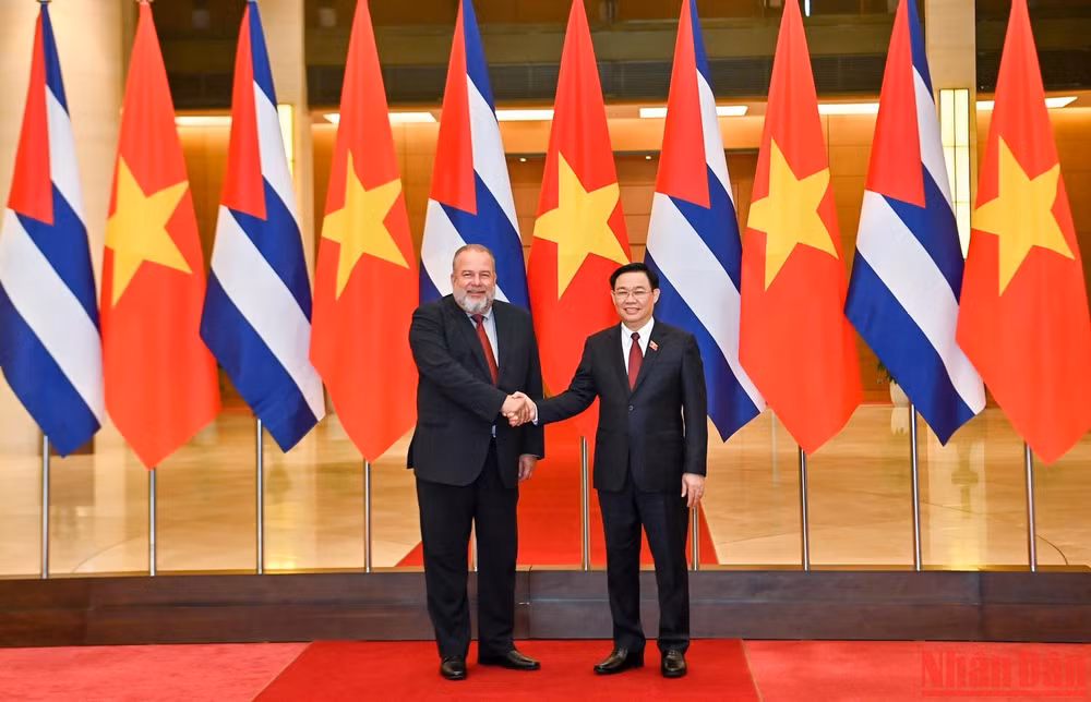 Chủ tịch Quốc hội Vương Đình Huệ và Thủ tướng Cộng hoà Cuba Manuel Marrero Cruz. (Ảnh: Duy Linh)