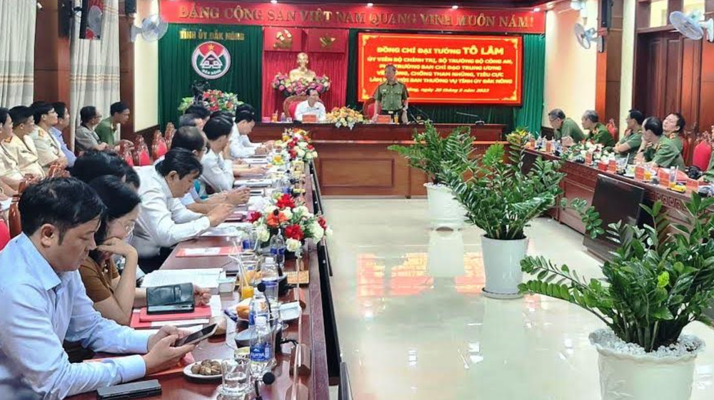 Ủy viên Bộ Chính trị, Bí thư Đảng ủy Công an Trung ương, Bộ trưởng Bộ Công an, Phó trưởng Ban Chỉ đạo Trung ương về phòng, chống tham nhũng, tiêu cực, Đại tướng Tô Lâm phát biểu ý kiến chỉ đạo tại buổi làm việc với Ban Thường vụ Tỉnh ủy Đắk Nông.