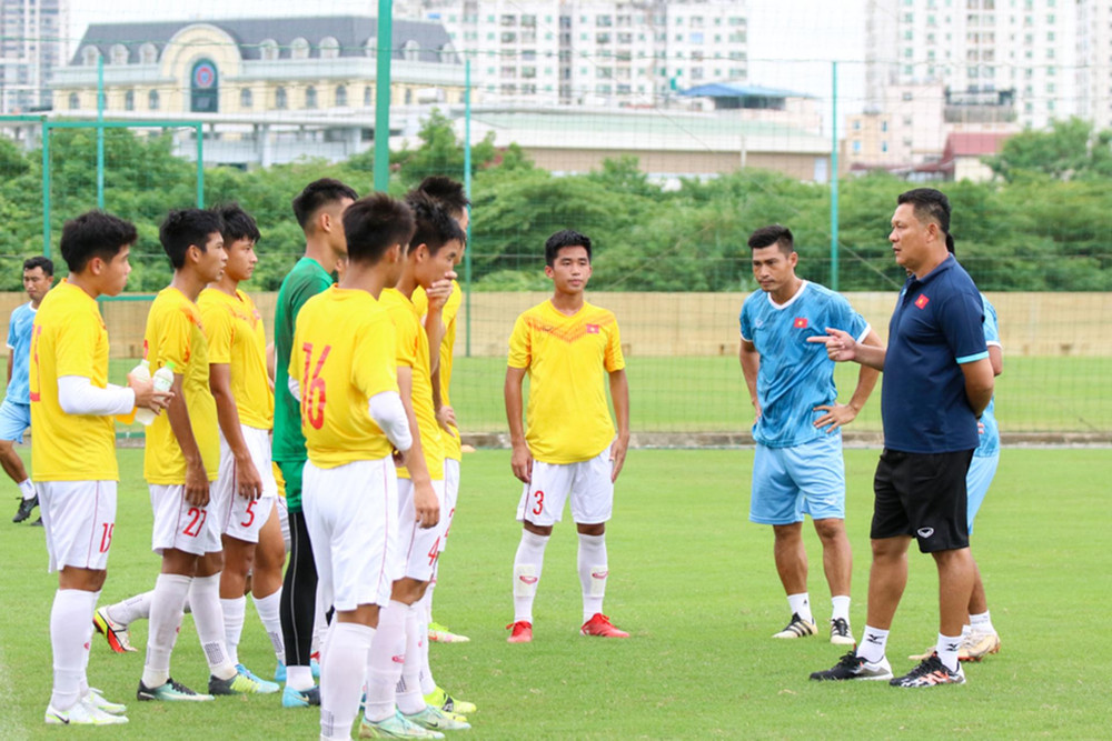 Huấn luyện viên Nguyễn Quốc Tuấn trao đổi cùng các cầu thủ U17 Việt Nam. (Ảnh: VFF)