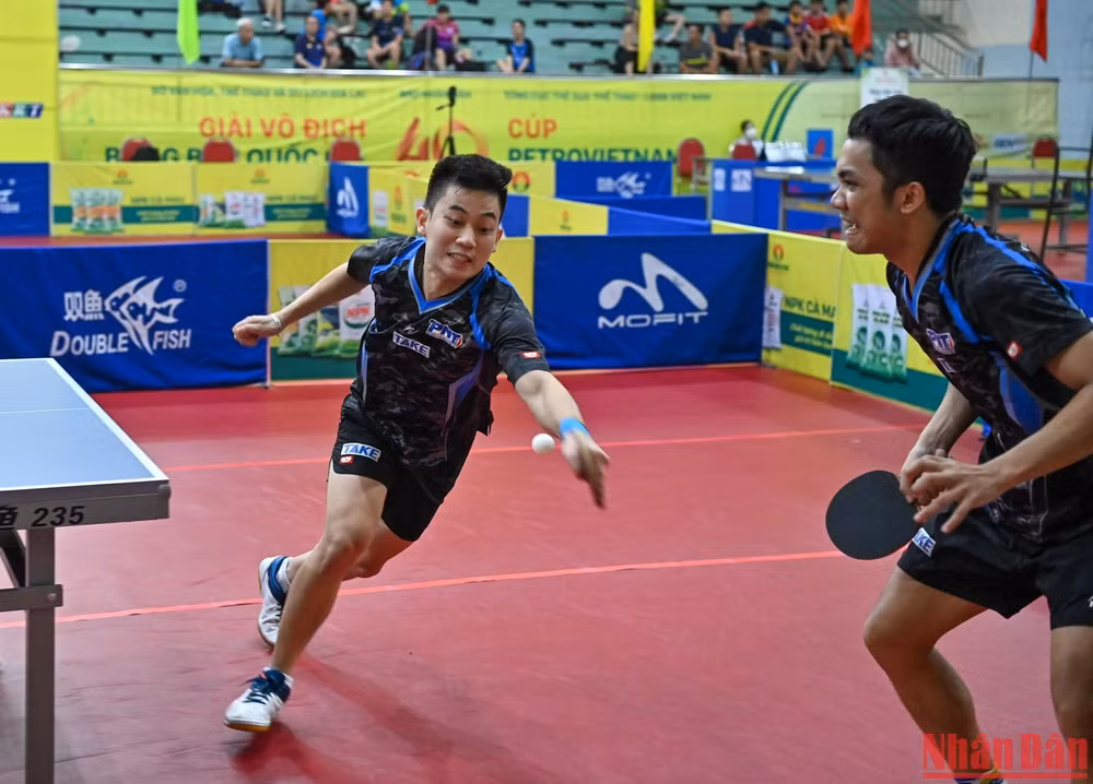 Cặp đôi Đình Đức và Anh Hoàng giành thắng lợi với tỷ số 3-0 để lọt vào trận chung kết.