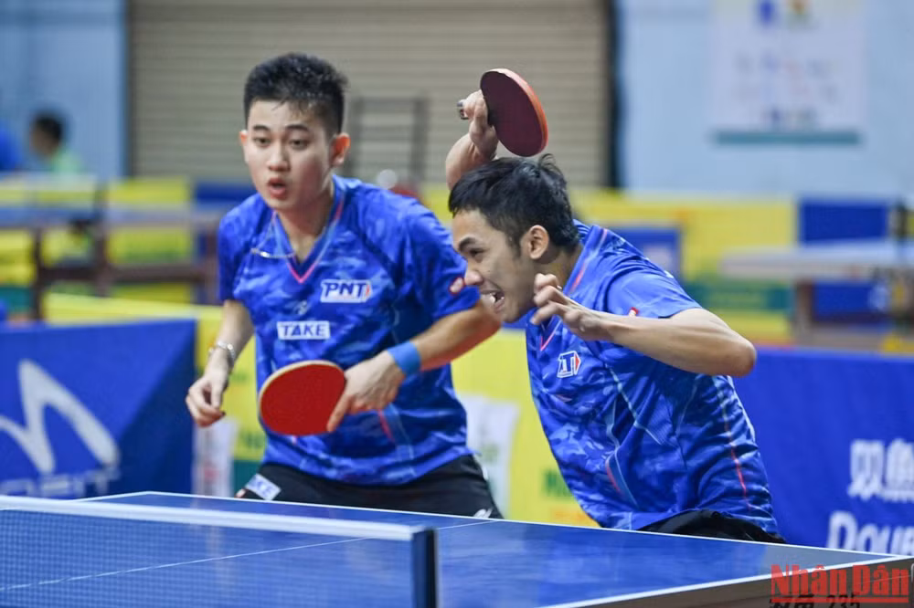 Anh Hoàng và Đình Đức giành chức vô địch đôi nam sau chiến thắng 3-2.