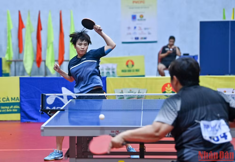 Trận chung kết diễn ra với lợi thế nghiêng hẳn về phía tay vợt trẻ Nguyễn Khoa Diệu Khánh.