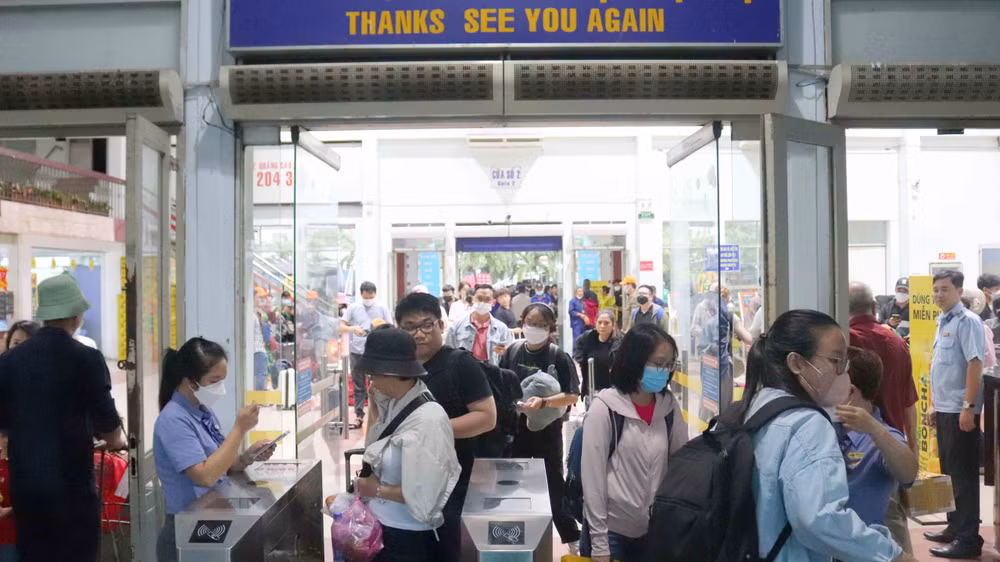 Tại ga Sài Gòn, đến 17 giờ 30 phút, lượng hành khách đến ga bắt đầu nhiều.