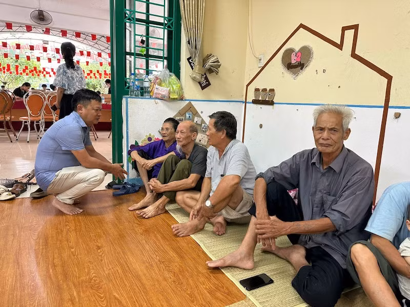 Phó Bí thư Thường trực Huyện uỷ Sóc Sơn thăm hỏi người dân các xã ven sông Cà Lồ tạm cư tại Trường mầm non Trung Giã ngày 12/9.