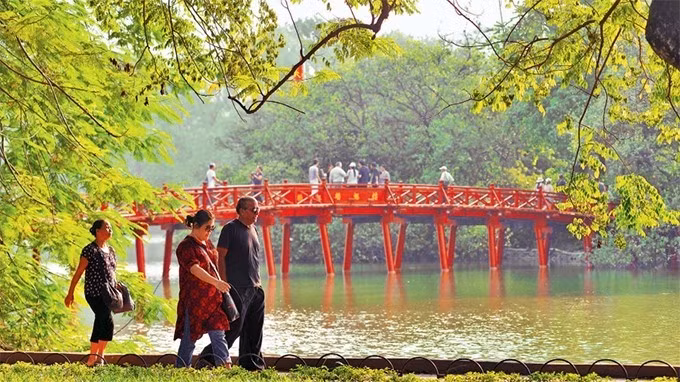 Khách du lịch nước ngoài tham quan hồ Hoàn Kiếm.