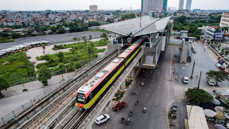 Tàu điện thuộc tuyến đường sắt đô thị số 3 Nhổn-ga Hà Nội.