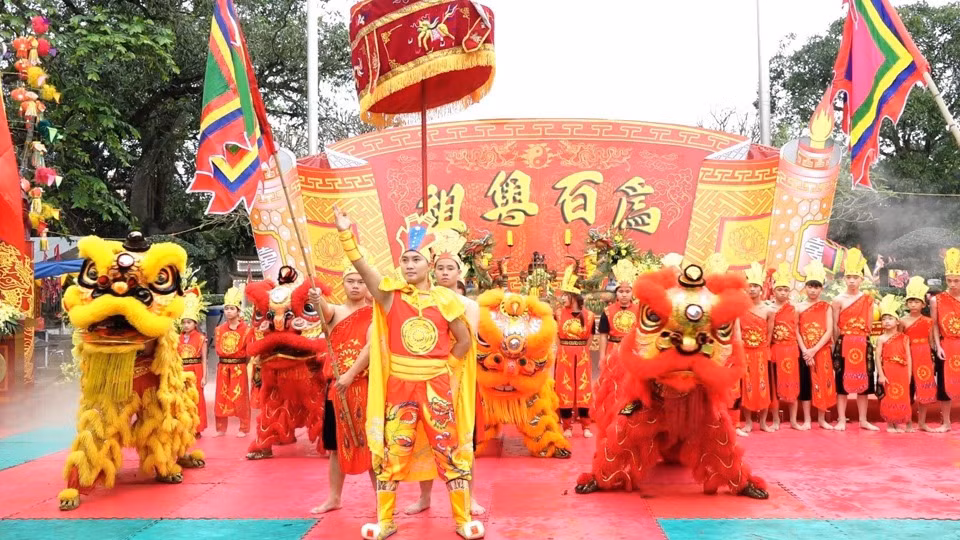 Các diễn viên biểu diễn màn sử thi về truyền thuyết Âu Cơ-Lạc Long Quân. (Ảnh: Ánh Ngọc)