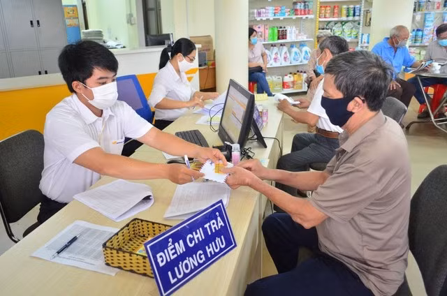 Thành phố Hà Nội yêu cầu các ngành chức năng hỗ trợ công dân mở tài khoản để nhận tiền hỗ trợ an sinh xã hội trước ngày 16/1/2024. Trong ảnh: Người dân nhận tiền lương hưu tại các điểm chi trả tại các phường. Ảnh internet.