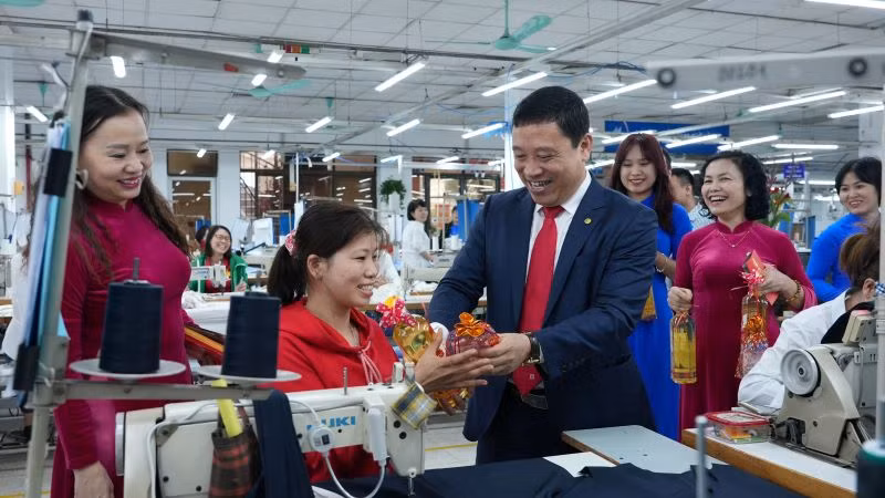 Lãnh đạo Tổng Công ty May 10 động viên, tặng quà cho cán bộ, công nhân viên trong những ngày làm việc đầu năm mới. Ảnh: NGUYÊN TRANG