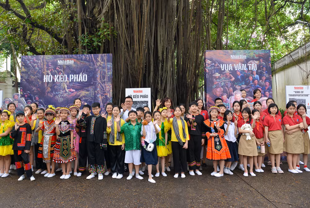 [Ảnh] Nhiều đoàn khách thích thú khám phá tranh panorama về "Chiến dịch Điện Biên Phủ" tại trụ sở Báo Nhân Dân ảnh 1