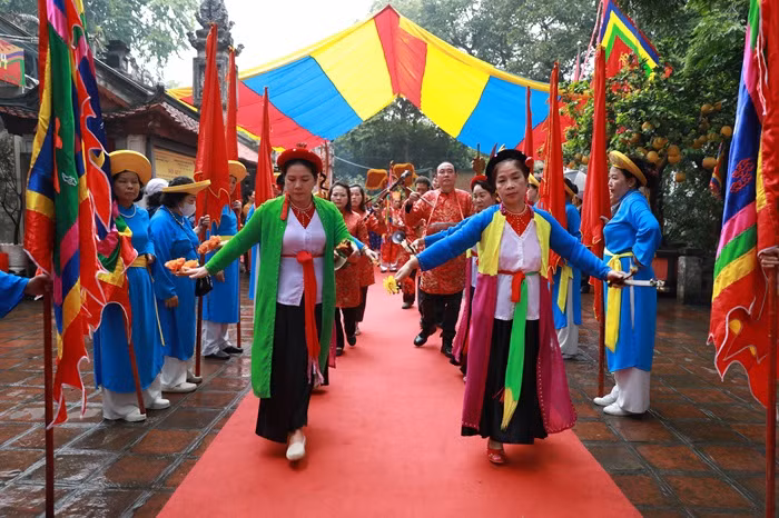 Người dân các phường của quận Ba Đình thực hiện các nghi lễ của lễ hội. (Ảnh: Phạm Linh)