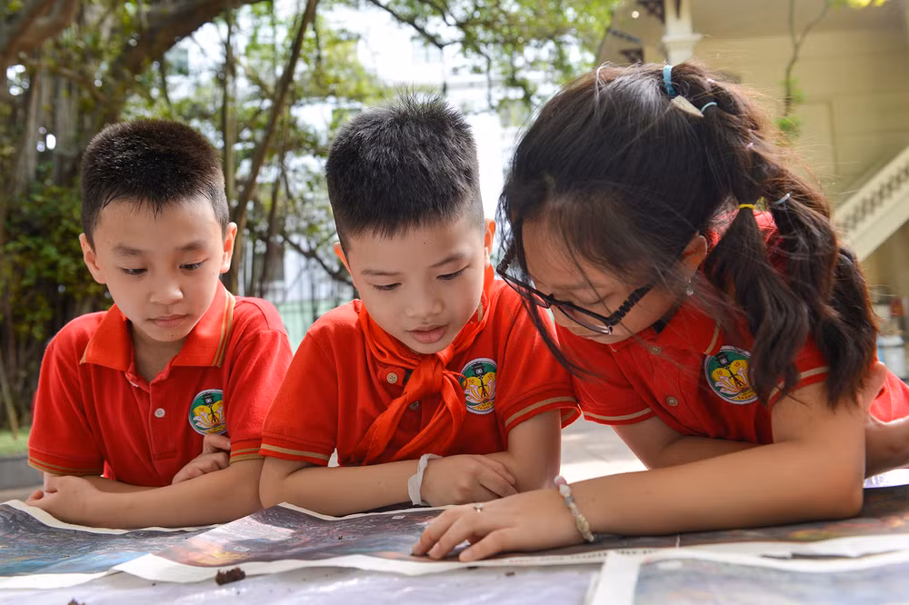 [Ảnh] Nhiều đoàn khách thích thú khám phá tranh panorama về "Chiến dịch Điện Biên Phủ" tại trụ sở Báo Nhân Dân ảnh 12