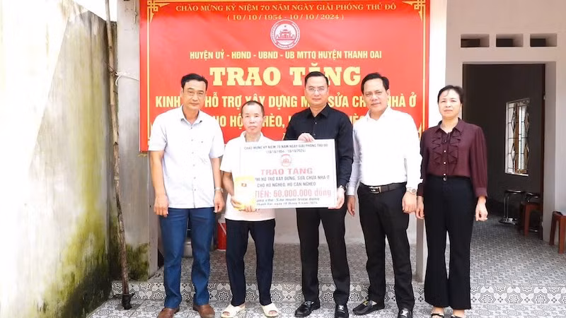 Phó Bí thư Huyện ủy, Chủ tịch UBND huyện Bùi Văn Sáng trao hỗ trợ sửa chữa nhà cho hộ ông Bùi Đăng Tám ở thôn Hưng Giáo, xã Tam Hưng.