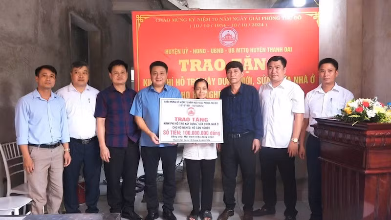 Bí thư Huyện ủy Thanh Oai Bùi Hoàng Phan trao Hỗ trợ xây mới nhà cho hộ Bà Đào Thị Huyền ở thôn Đống xã Cao Viên.