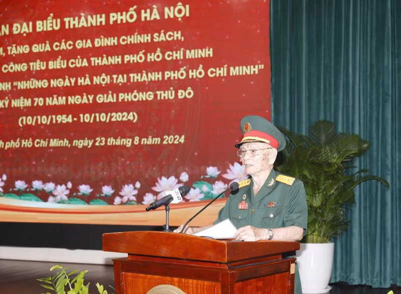 Cựu chiến binh Nguyễn Tầm Thường (95 tuổi), Tiểu đoàn 29, Trung đoàn 88, Sư đoàn 308 - đơn vị tiếp quản Thủ đô Hà Nội năm 1954, phát biểu tại buổi gặp mặt.