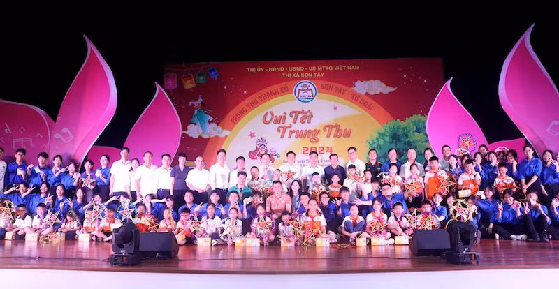 Hai nghệ sĩ nhân dân Tự Long và Xuân Bắc tham dự chương trình Vui Tết Trung thu với thiếu nhi thị xã Sơn Tây.