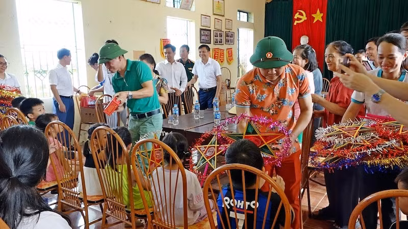 Hai nghệ sĩ Nhân dân Tự Long, Xuân Bắc tặng quà Trung thu cho các em thiếu nhi thị xã Sơn Tây.