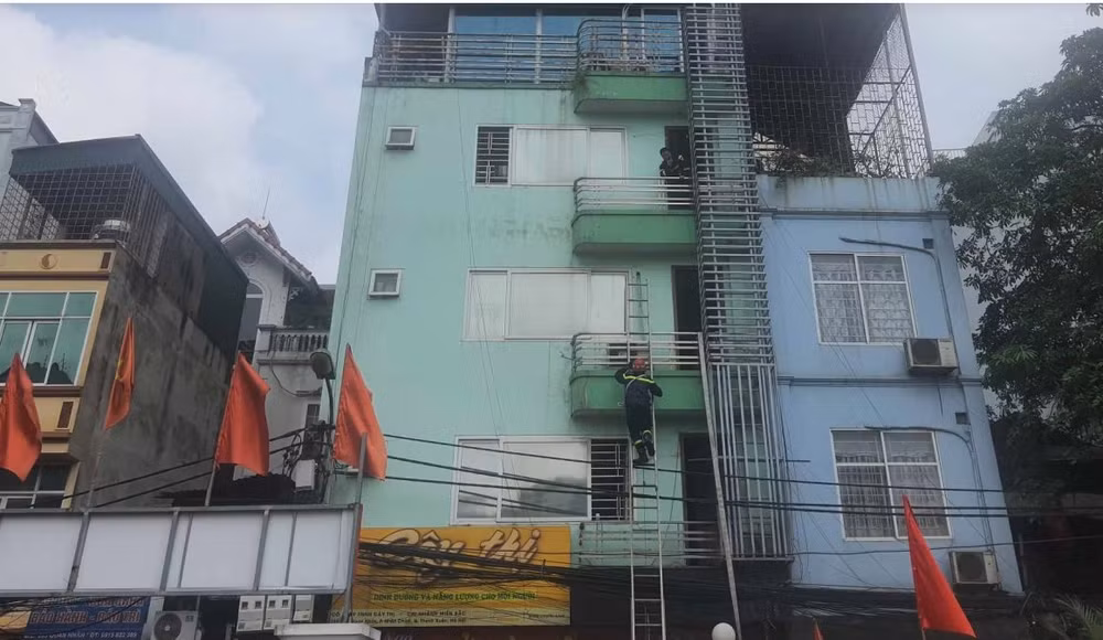 Cảnh sát phòng cháy, chữa cháy trèo thang dây lên các phòng tìm kiếm các nạn nhân có thể bị mắc kẹt. (Ảnh: CHU DŨNG)