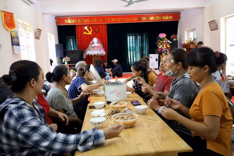 Người dân tạm cư được các lực lượng, đoàn thể chăm sóc chu đáo.