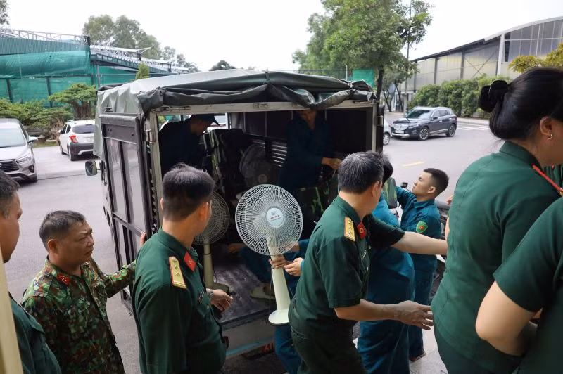 Ban Chỉ huy quân sự quận Tây Hồ trang bị thêm quạt mát cho người dân tạm cư tại các điểm sinh hoạt cộng đồng.