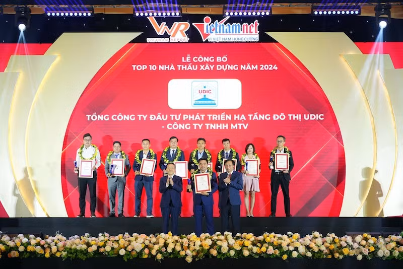 Đại diện lãnh đạo UDIC nhận chứng nhận Top 10 Nhà thầu xây dựng năm 2024.