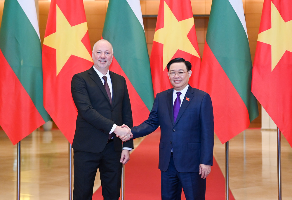 Chủ tịch Quốc hội Vương Đình Huệ và Chủ tịch Quốc hội nước Cộng hòa Bulgaria Rossen Dimitrov Jeliazkov tại lễ đón.