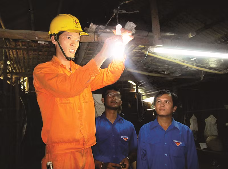 Đoàn viên, thanh niên công nhân tình nguyện thành phố Cần Thơ thay bóng đèn tiết kiệm điện tặng người dân có hoàn cảnh khó khăn trên địa bàn. (Ảnh do Trung ương Đoàn cung cấp)