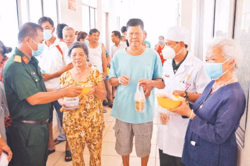 Hằng ngày bếp ăn từ thiện tặng hơn 300 suất ăn bổ dưỡng cho các bệnh nhân nghèo.