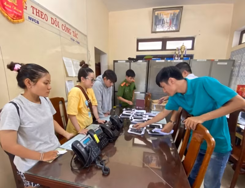 Công an thị xã Hương Trà, tỉnh Thừa Thiên Huế khởi tố vụ án, khởi tố bị can đối với các đối tượng trong đường dây giả danh nhân viên ngân hàng lừa đảo chiếm đoạt tài sản qua internet. (Ảnh Việt Hương)