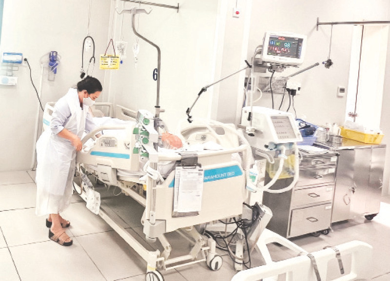 Các bác sĩ điều trị kháng kháng sinh phải mặc tạp dề kháng khuẩn, tuân thủ quy trình sát khuẩn kỹ càng.