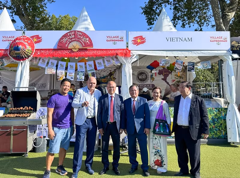 Đại sứ Việt Nam tại Pháp Đinh Toàn Thắng tới dự lễ khai mạc gian hàng Việt Nam tại Làng ẩm thực quốc tế 2023.