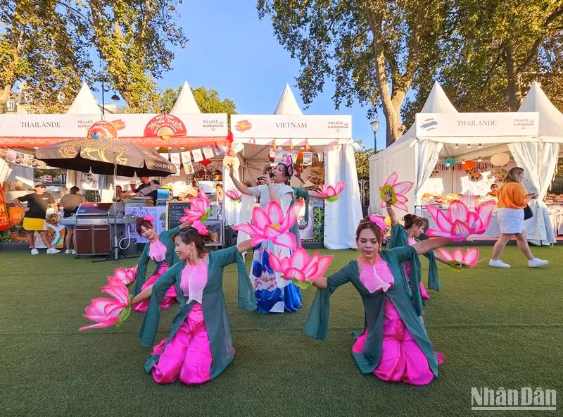 Sen như một biểu tượng cho tâm hồn thuần khiết của người dân Việt Nam.