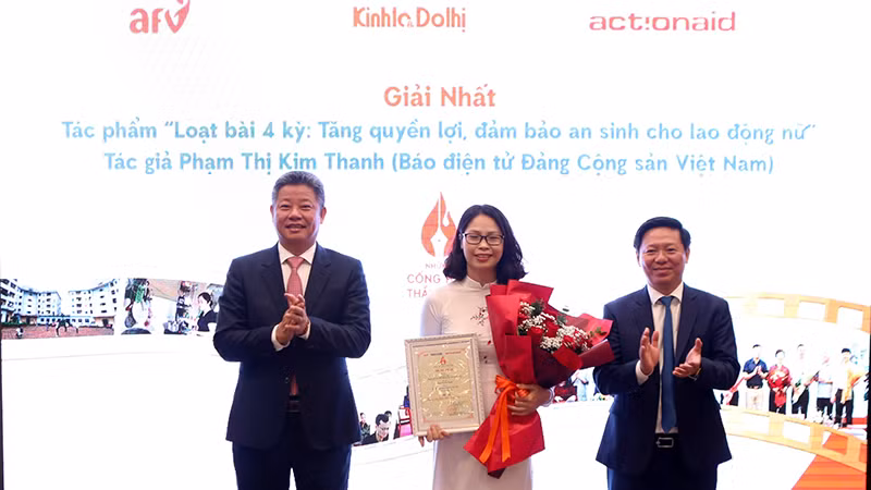 Phó Trưởng Ban Tuyên giáo Trung ương Trần Thanh Lâm và Phó Chủ tịch UBND thành phố Hà Nội Nguyễn Mạnh Quyền trao giải Nhất cho tác giả Phạm Thị Kim Thanh. (Ảnh: Ban tổ chức).