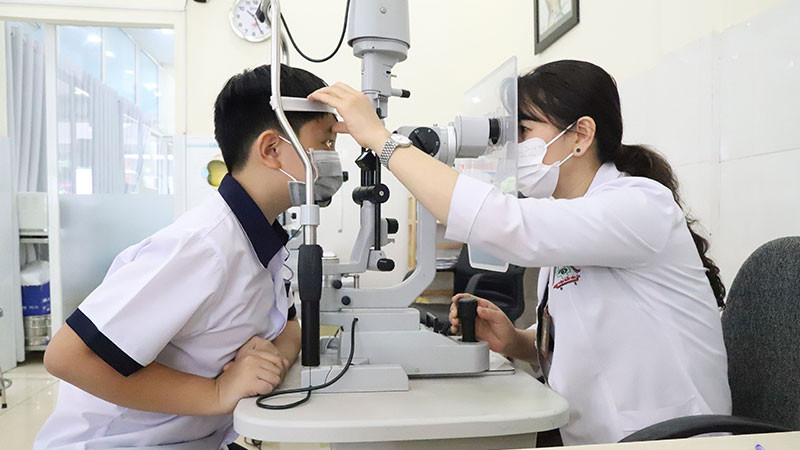 Khám bệnh mắt cho trẻ em tại Bệnh viện Mắt tỉnh Đắk Lắk. (Ảnh: Công Lý)