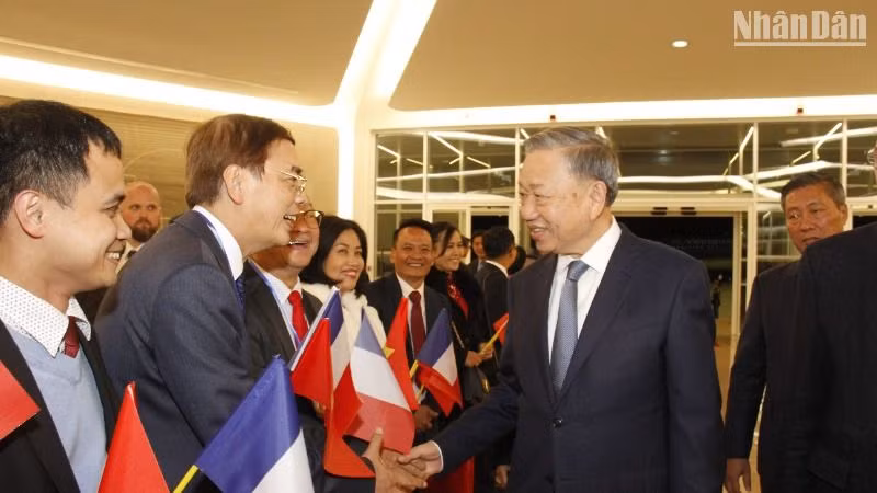 Tiến sĩ, bác sĩ Võ Toàn Trung cùng đông đảo kiều bào vui mừng đón Tổng Bí thư , Chủ tịch nước Tô Lâm thăm chính thức Cộng hòa Pháp ngày 3/10/2024.